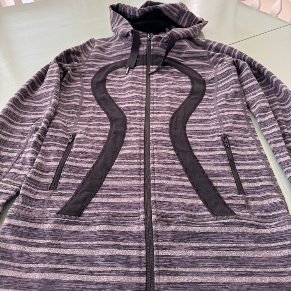 EUC Lululemon size xs 2/4 hoodie